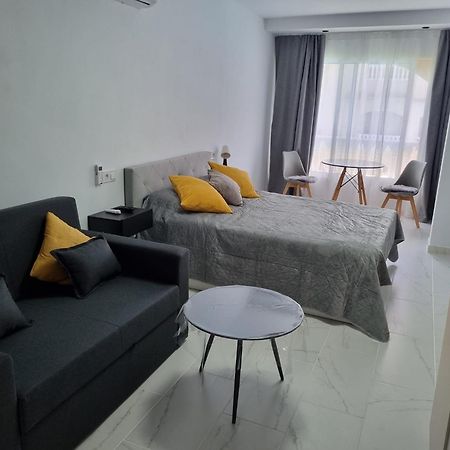 Seascape - Tranquil Studio Apartment Torrevieja Bagian luar foto